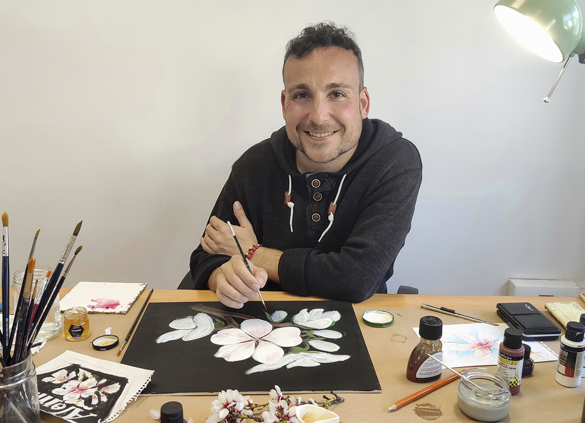 Alemany pinta amb mel les etiquetes dels seus productes