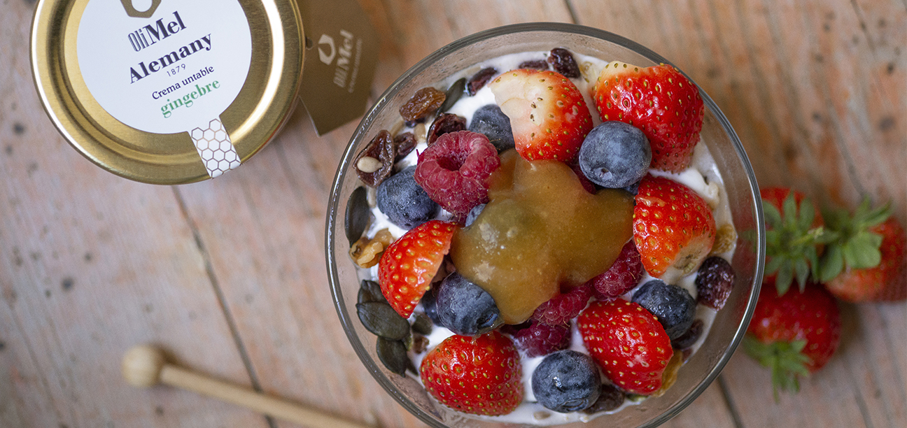 Iogurt, granola, fruita i OliMel amb gingebre