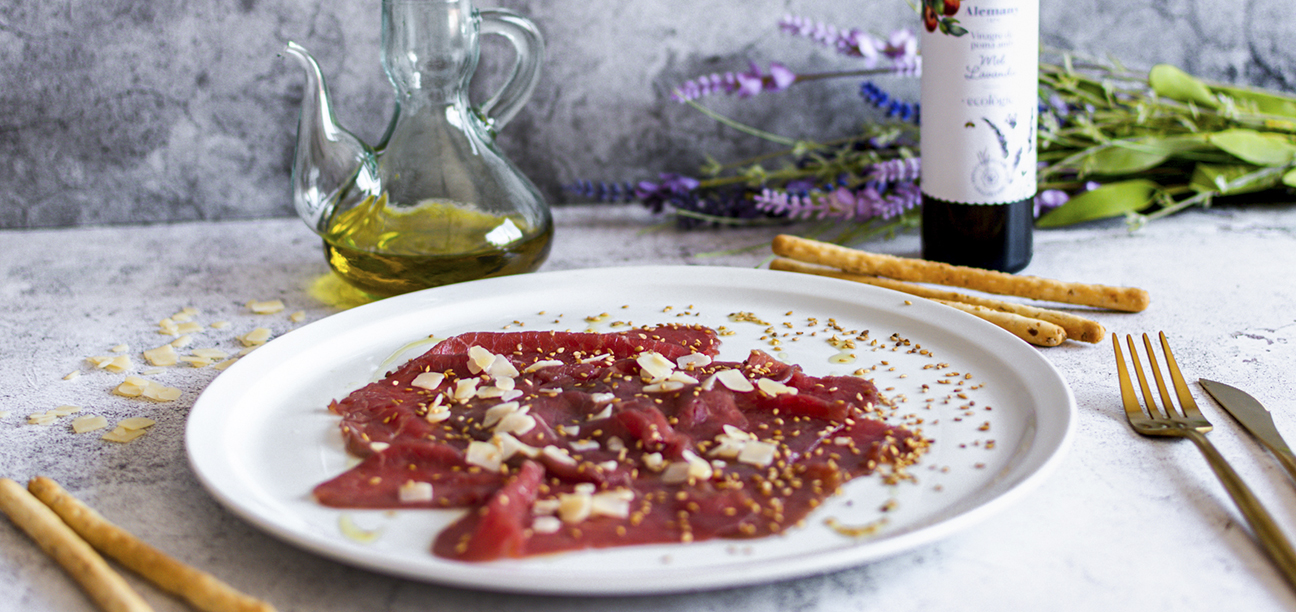 Carpaccio de vedella amb sèsam torrat i vinagre de poma amb mel de lavanda
