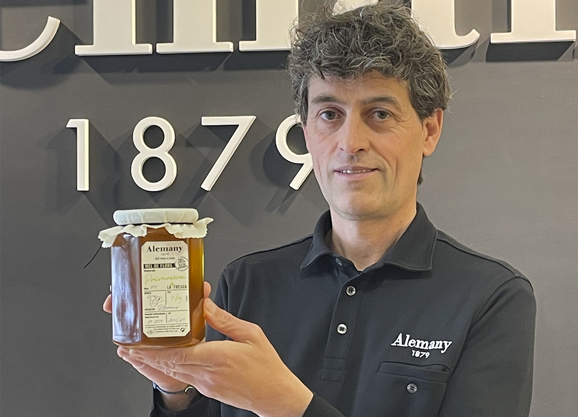 ‘Del rusc a casa’, consumir la mel fresca acabada de collir per subscripció, de l’apicultor a domicili
