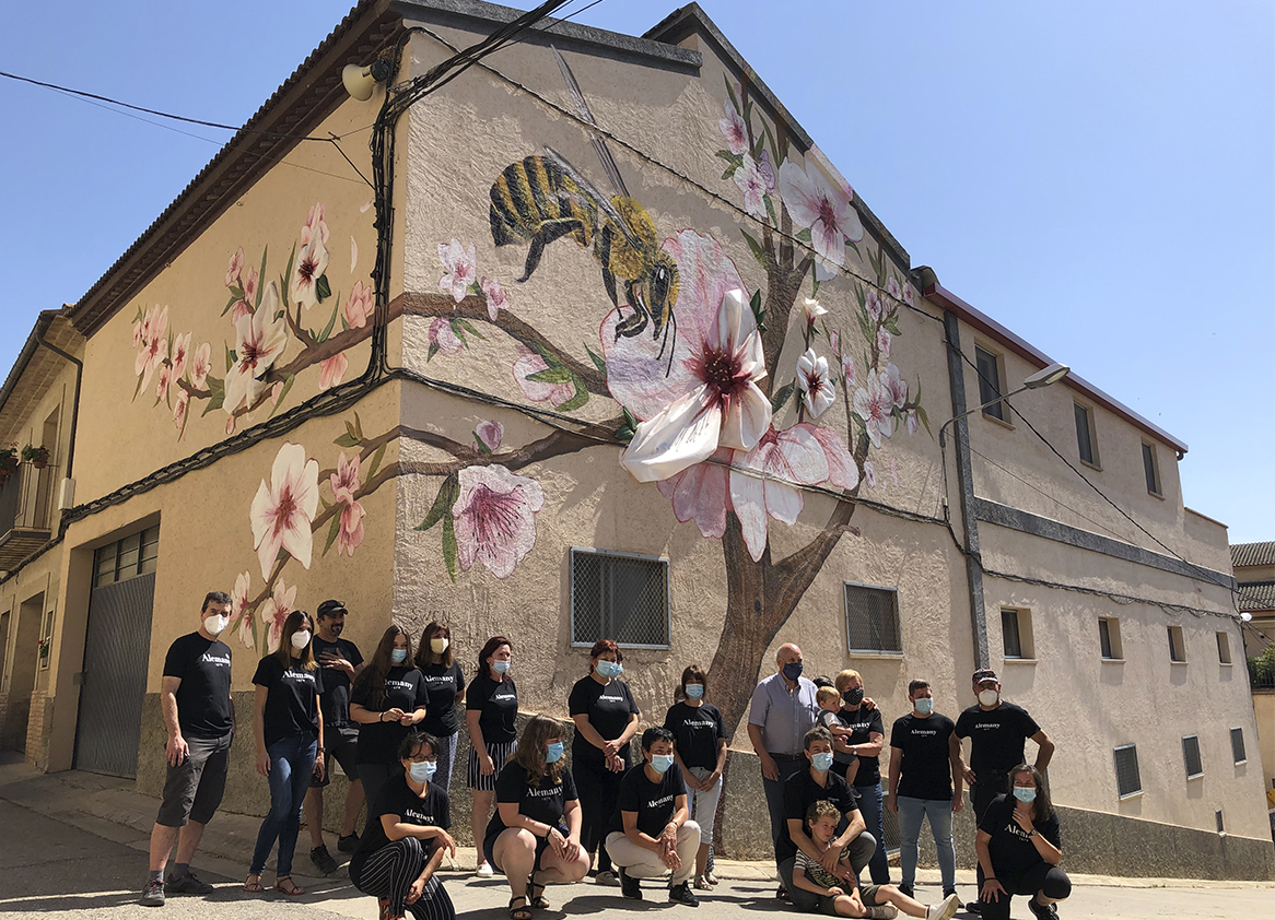 Homenatge a la flor d’ametller i les abelles a la façana d’Alemany