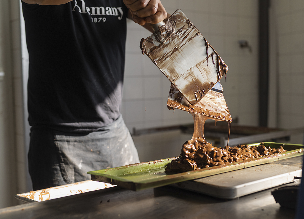 Elaboració artesanal torró fruita seca amb xocolata
